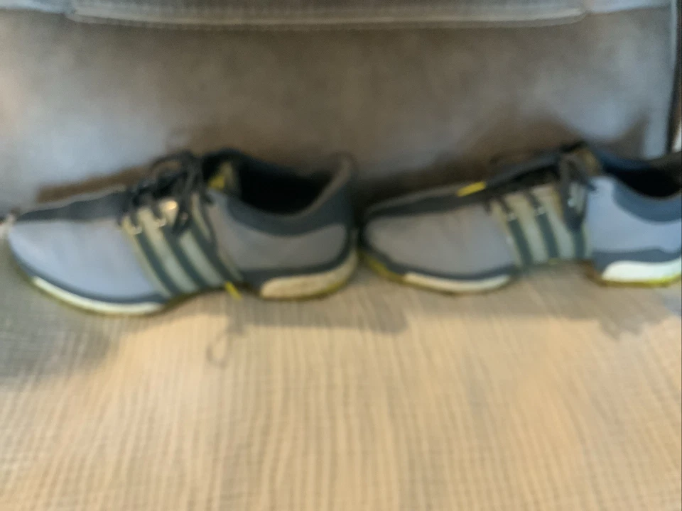 Zapatos de golf Adidas Tour 360 Boost para hombre talla 10, gris de 2 tonos con detalles amarillos Foto 3 de 4