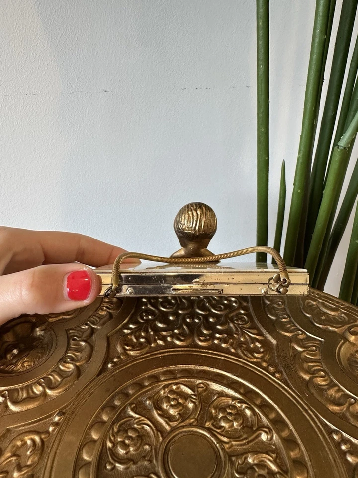 Bolso de noche compacto vintage Minaudiere madreperla y latón espejo en polvo Foto 3 de 4