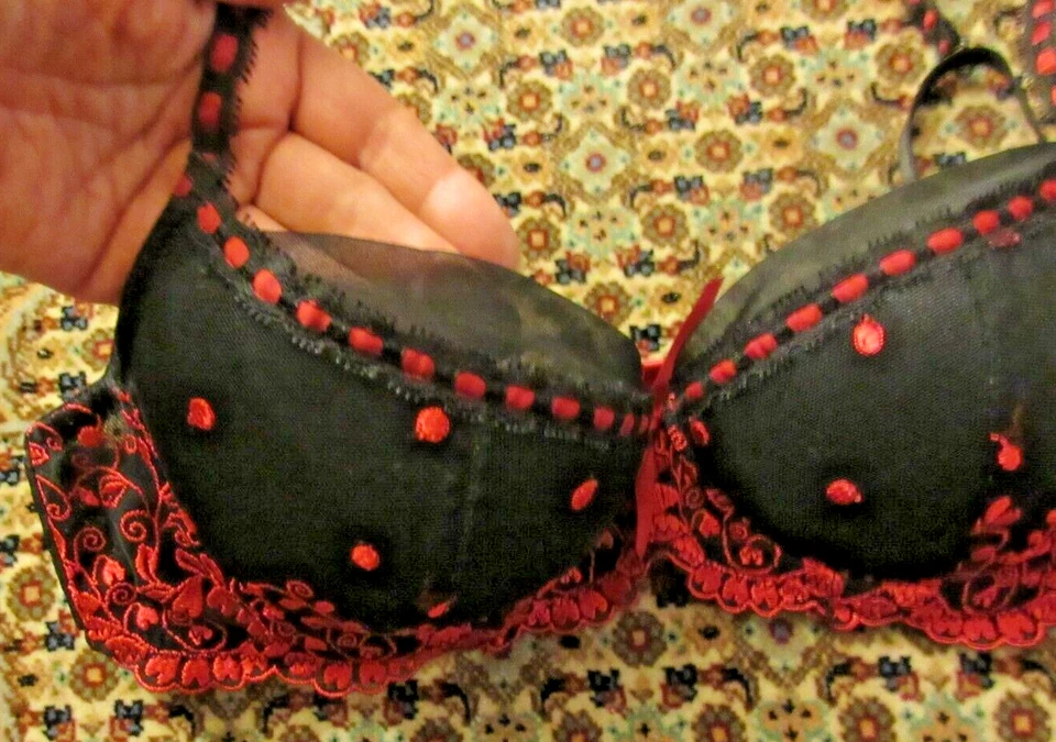 Sujetador Fashion Bug negro con aros de encaje rojo talla 34B Foto 2 de 3