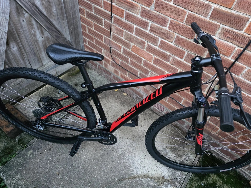 Specialised rock hopper with 26 inch mountain bike wheels and hydraulic brakes, photo 2 of 5