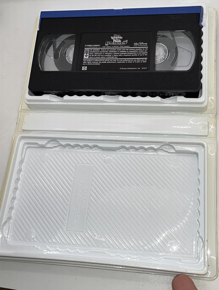 Winnie the Pooh - A Very Merry Pooh Year (VHS, 2002) - Image 3 of 3