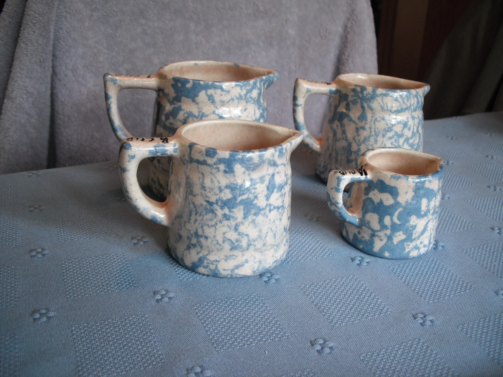 Set Of 4 Stoneware Measuring Cups Blue Sponge