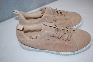 womens beige tennis shoes
