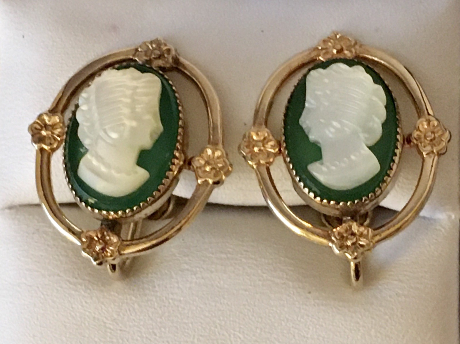 AMCO 14K Gold Filled Mother Of Pearl Cameo Screw Back Earrings Vintage
