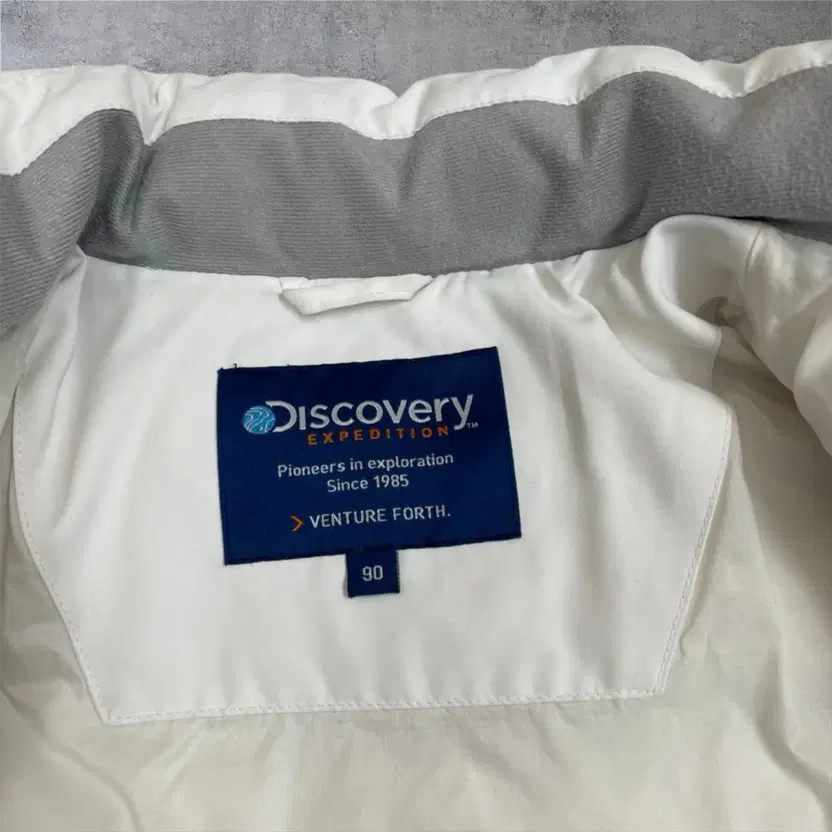 Discovery White Down Lightweight Padded Jacket - … - image 2