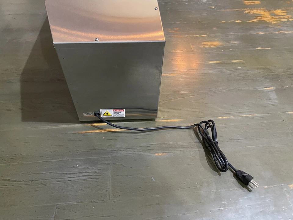 Desinfectante de aire industrial Atlantic Ultraviolet Corp con bombillas U V (NUEVO) Foto 4 de 4