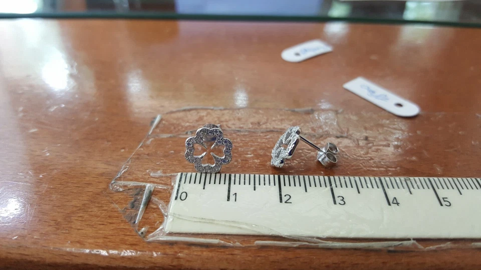 ORECCHINI A BOTTONE QUADRIFOGLIO CON ZIRCONI IN ARGENTO 925 RODIATO (0113) - Immagine 4 di 4