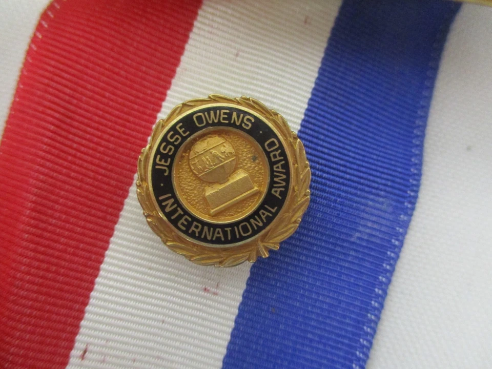 JESSE OWENS GOLDEN ANNIVERSARY 1936-1986 OLYMPICS AWARD PIN ~ RARE NY TIMES - Image 2 of 4