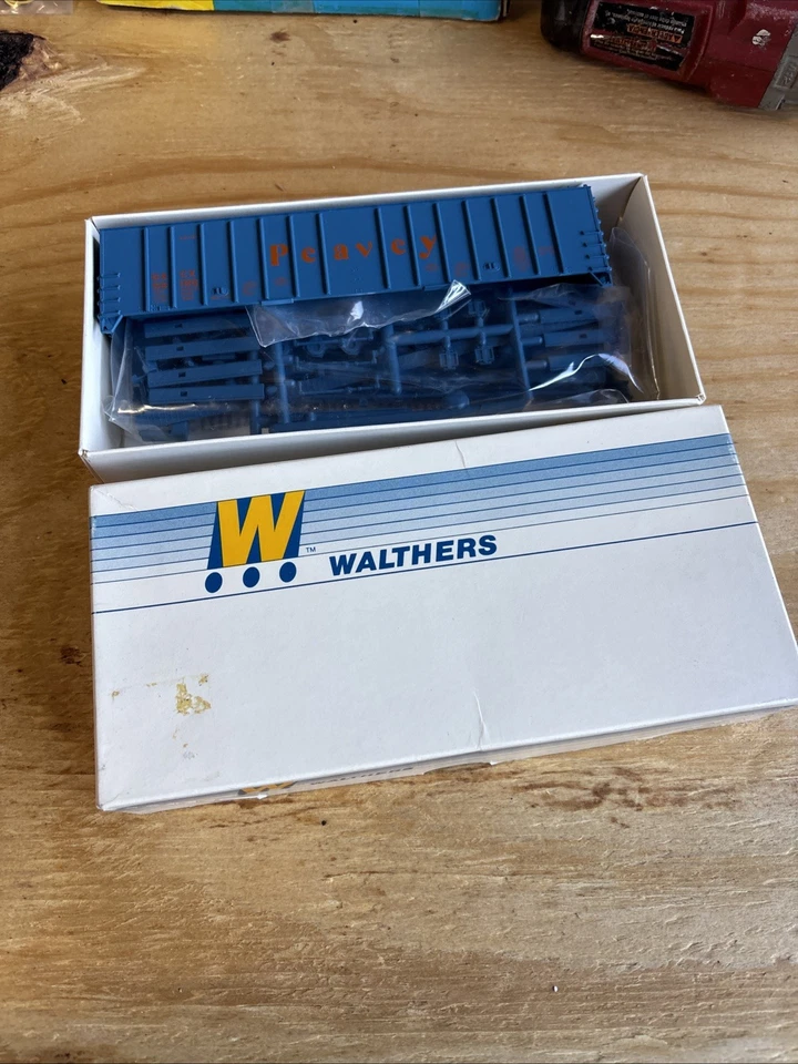 WALTHERS 932-3672 HO=1/87 PEAVY 50' AIR SLIDE BLUE HOPPER CAR KIT GRAIN-LAYOUT - Image 4 of 4