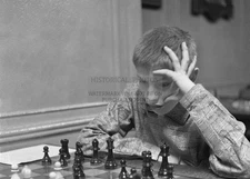 YOUNG BOBBY FISCHER CHESS TOURNAMENT BROOKLYN 1956 5X7 PHOTO