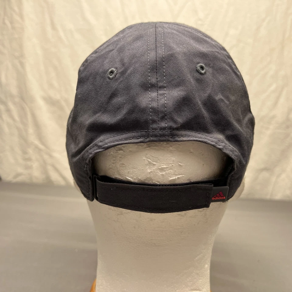 Gorra deportiva Adidas roja con logotipo lateral de tres rayas para mujer gris ajustable Foto 4 de 4