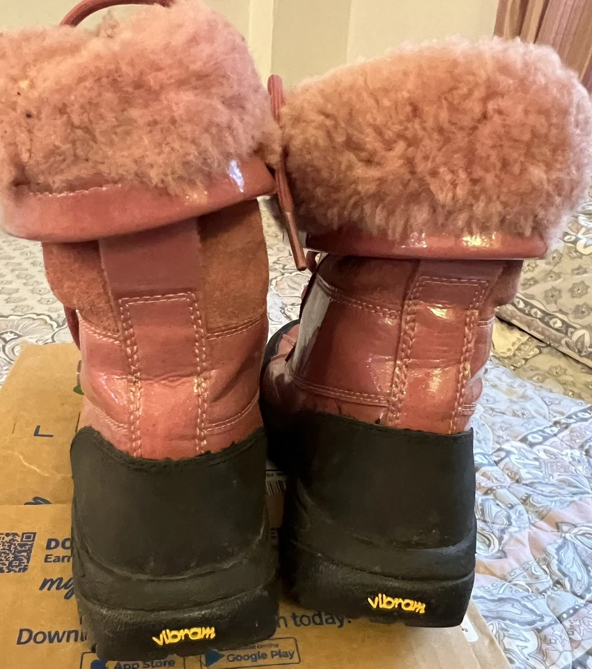 Bota de nieve de invierno rosa charol UGGS para mujer 1001964 talla 3 juvenil Foto 3 de 4