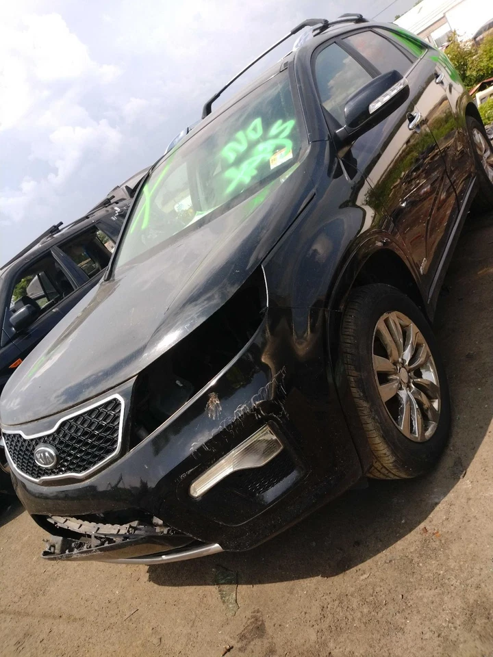 Used Deck Lid fits: 2013 Kia Sorento w/spoiler w/LED lamps Grade A — 第 2/3 张图片