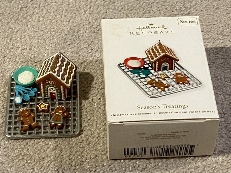 Hallmark 2011 KOC Atlanta Exclusive Season Treatings Gingerbread Green Bowl RARE