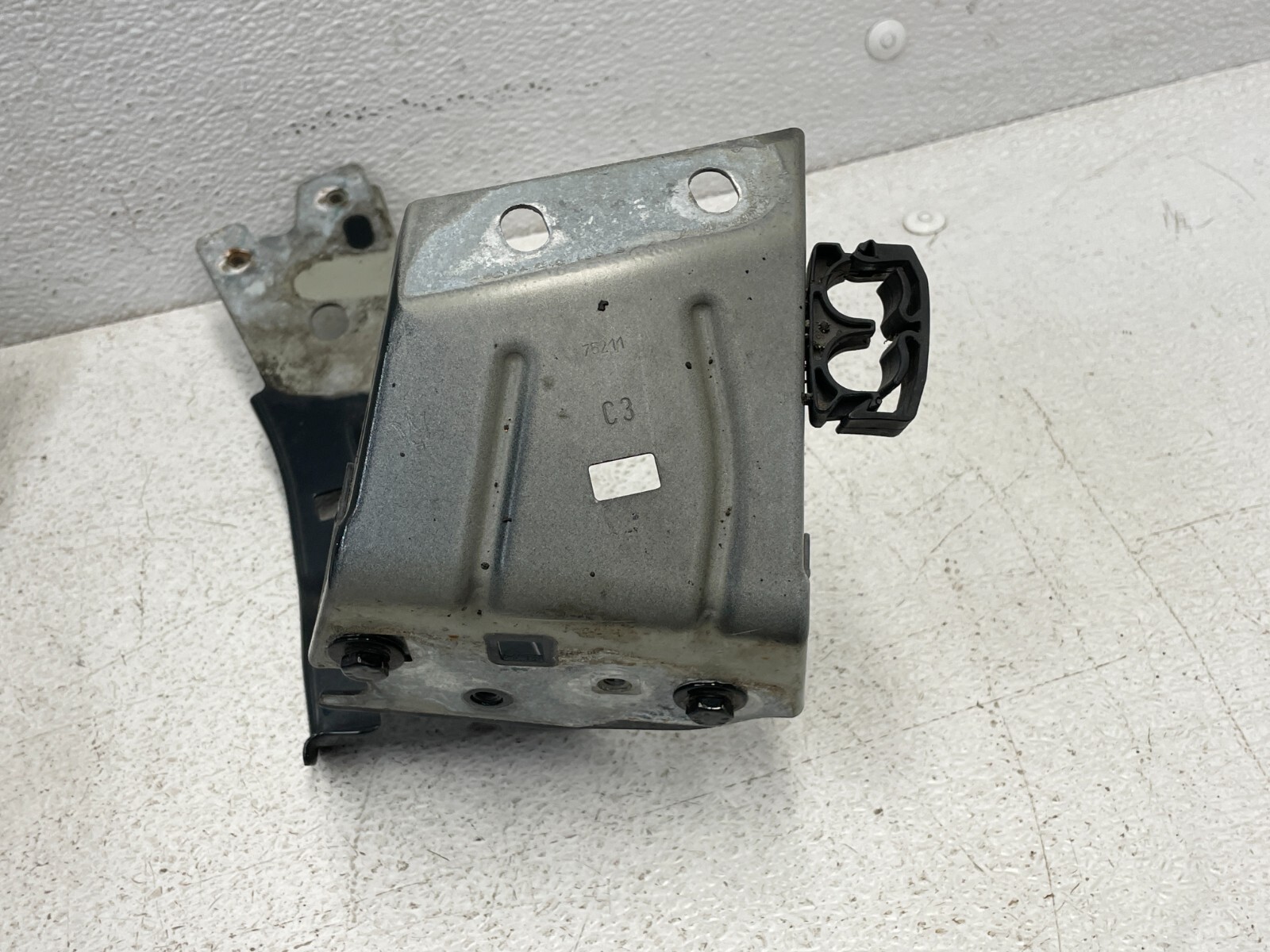 14-17 Maserati Quattroporte GTS Front Left Right Fender Bracket Set 1574 OEM
