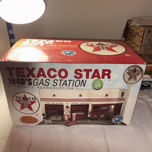 Chronicles Limited Collectibles 1/43 Scale The 1940's Texaco Star Gas Station