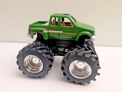 John Deere grüner Pick-up-Truck Monster-Profile mit schlammigen Reifen offiziell lizenziert
