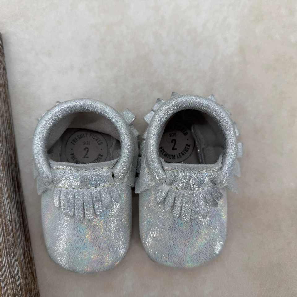 Mocasines con flecos de cuero plateado brillante recién escogidos talla 2 usados en excelente estado Foto 2 de 3