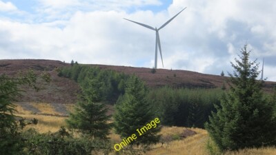 Foto 6x4 Griffin Wald und Windpark Creag Mh\u00f2r\/NN9143 Die Straße i c2014