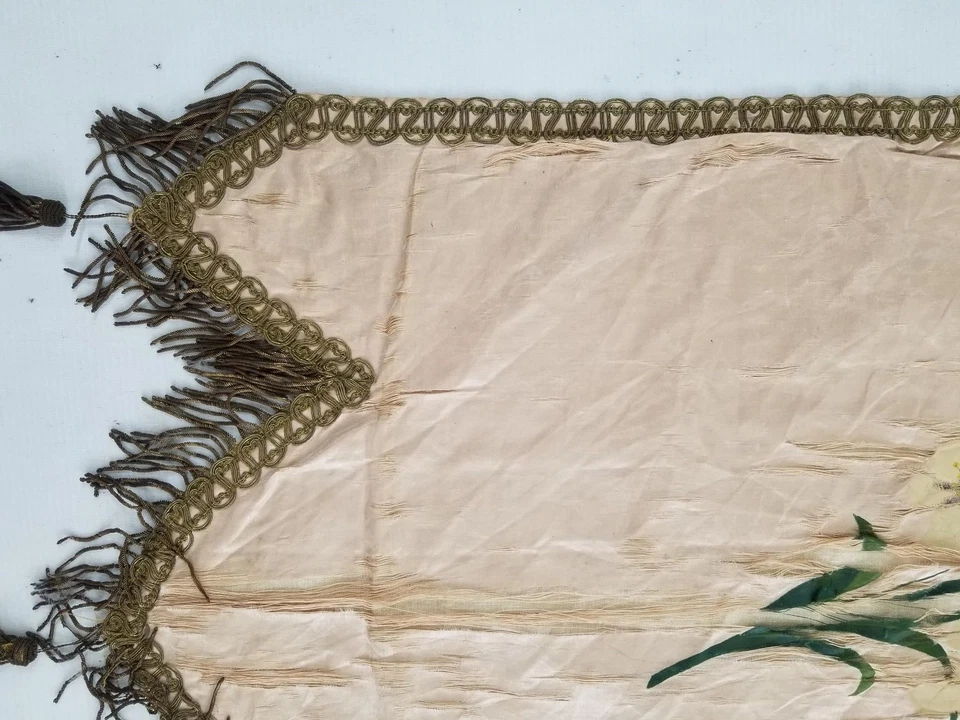 Antigua pancarta floral francesa pintada a mano de seda con encaje metálico 72x51 cm Foto 3 de 4