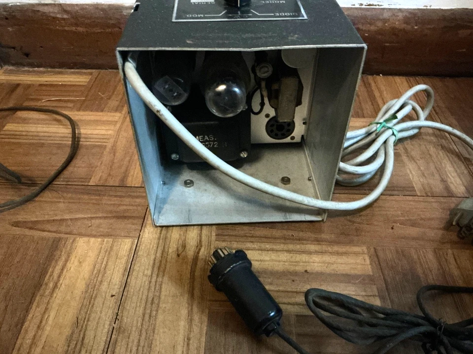 Vintage Boonton Model 59 Megacycle Meter  with 59UHF  - Tube era - Image 4 of 4