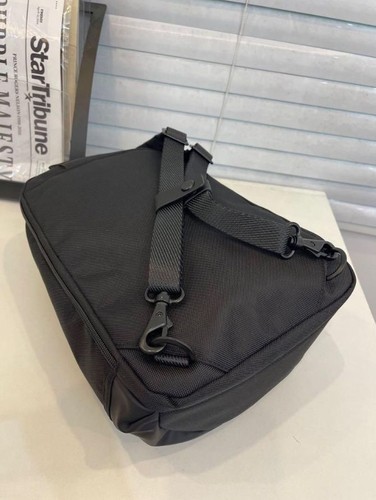 TUMI Night Sling Body Bag 2WAY Compact size magnetic strap Blackdp - Picture 3 of 10