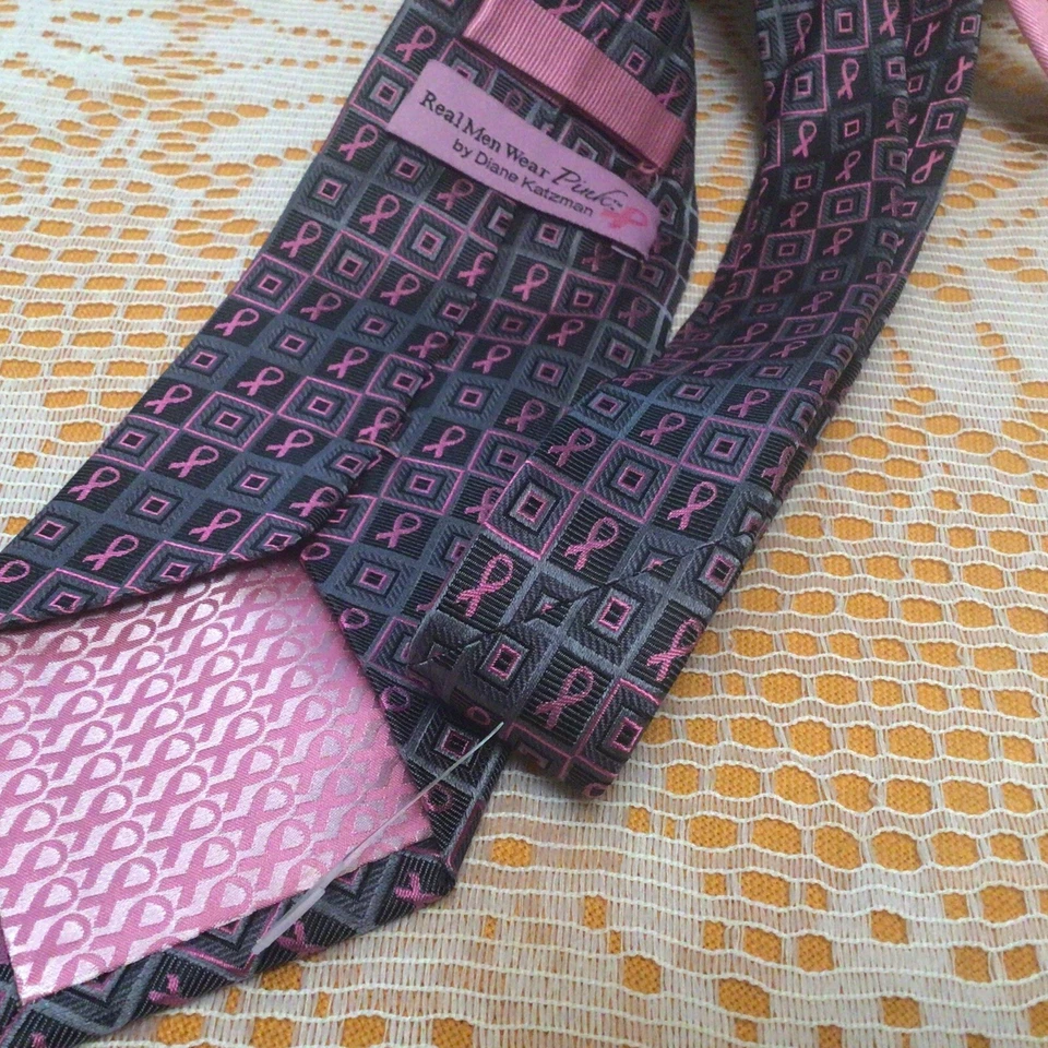 Corbata de seda geométrica rosa para hombres reales cáncer de mama por Diane Katzman Foto 4 de 4