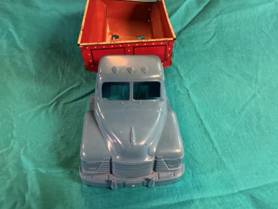 Camión volquete de arena Marx con volteo de metal y cabina y marco de plástico Foto 2 de 4