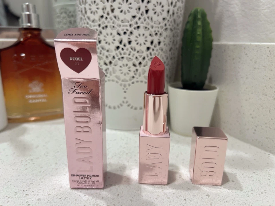 Lápiz labial pigmentado Too Faced Lady Bold Em-Power 07 Rebel nuevo en caja Foto 2 de 4