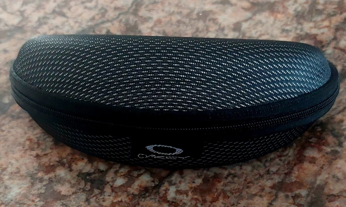 Like New-  Oakley Sunglasses with case Amazon.com: Oakley Soft Vault Sunglass Case, Black/Sport  main image 2
