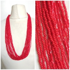 Collana con dichiarazione multifilo di perle in micro vetro rosso​,