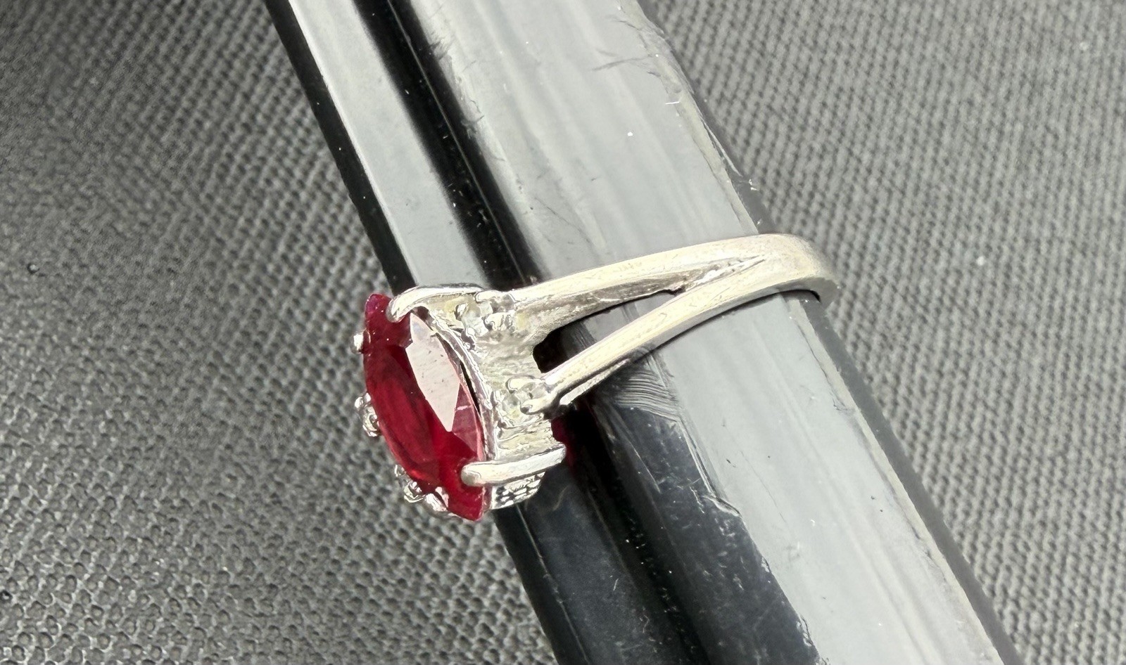 10K GOLD RING RED RUBY?  STONE CLEAR SIDE STONES … - image 2