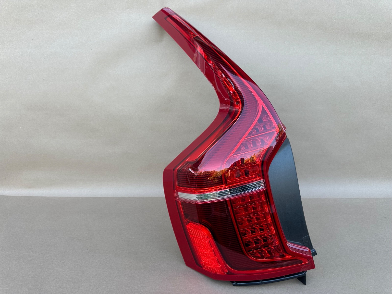 2016-2022 Volvo XC90 T5 OEM Left Driver Side Outer LED Taillight  31655919