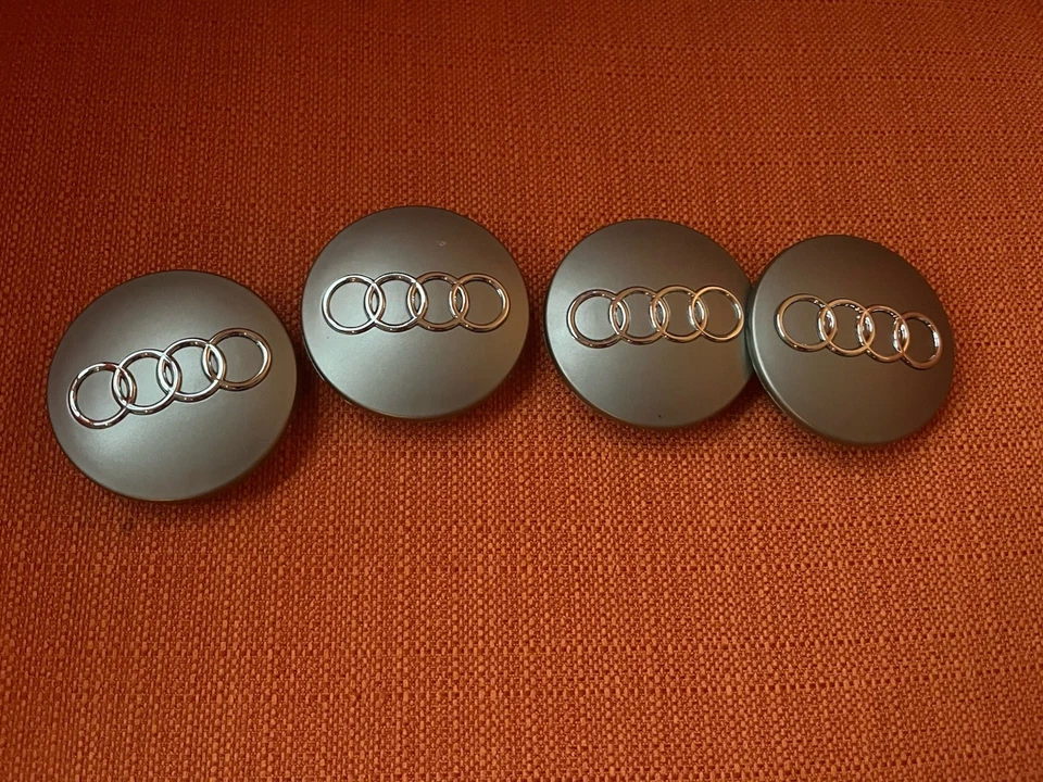 Комплект (4 шт.) сменных серых хромированных центральных колпаков ступицы обода колеса Audi 68 мм 4B0601170A - Изображение 4 из 4