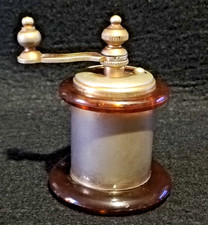 Macina pepe macinino in metallo Macinapepe Antico, bachelite e metallo dorato
