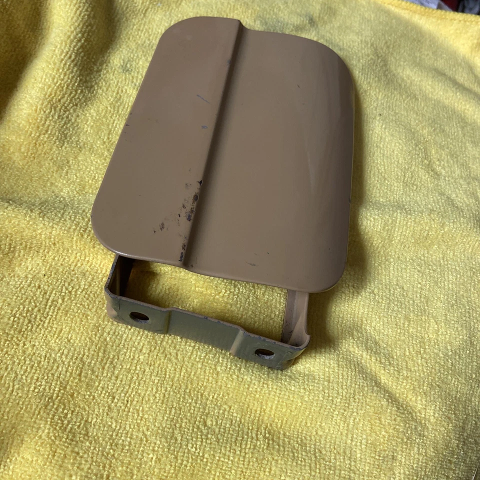 Solapa de llenado de combustible clásica beige berlina 230E, 280E 300E Mercedes Benz W123 Foto 3 de 4