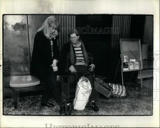 1987 Press Photo Margaret client compose shoes sizes - RRU95123