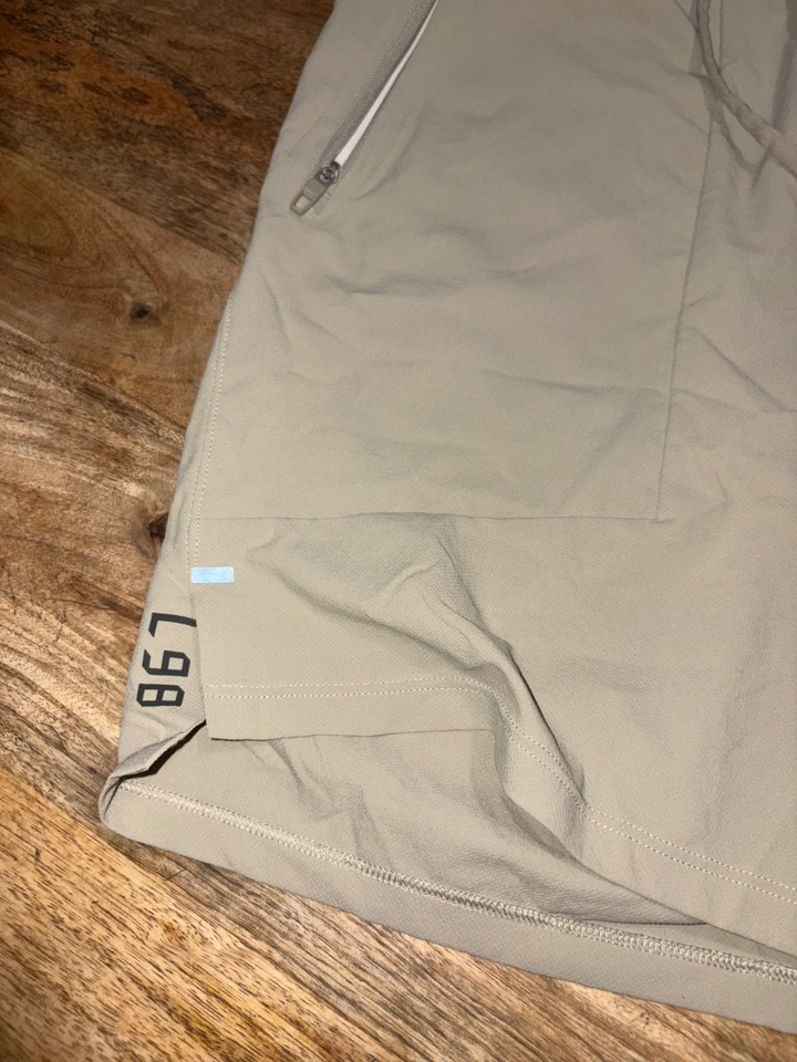 Pantalones Cortos Lululemon Pequeños Beige LTT Sin Forro Cordón Entrenamiento Atlético Foto 3 de 4