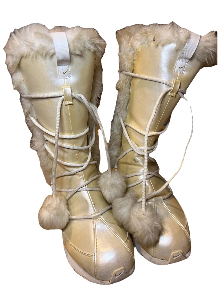 Botas de invierno Nike de piel sintética pompón doradas para mujer talla 8 cremallera alta cortez Y2K nieve usadas en excelente estado Foto 4 de 4