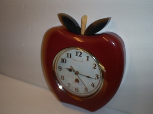 Beautiful Sterling and Noble Apple 9" High X 8" Wide Clock Farmhouse Country