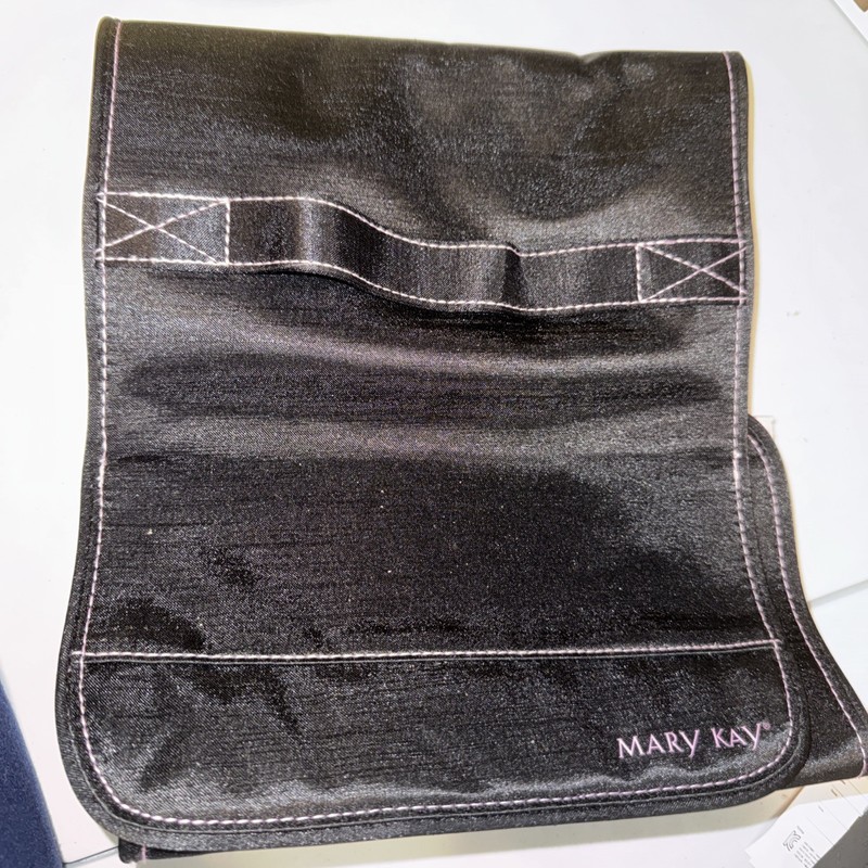 Mary Kay Travel Fold Up Hanging Cosmetics Bag with (4) Removable Clear Pouches