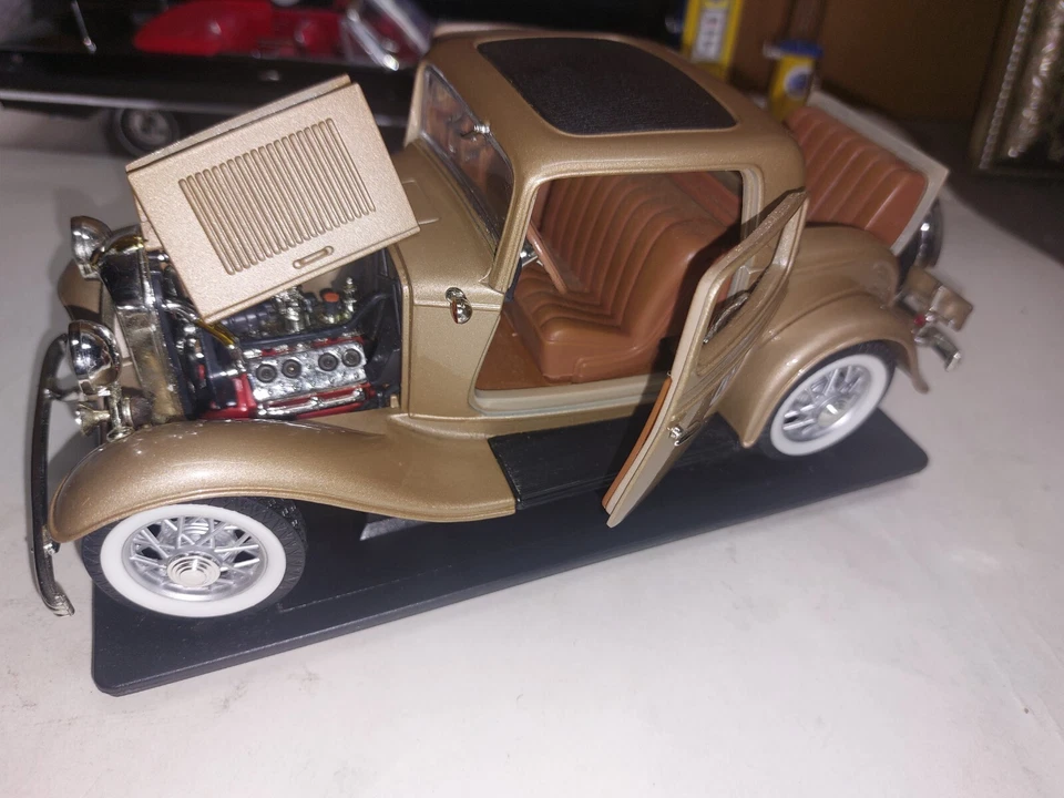 1932 Ford 3 Window Coupe Gold 1/18 Diecast Model Car Road Signature - Изображение 2 из 4