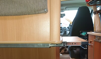 350 mm UNTER GESCHLUNGENE AUSZIEHBARE TISCHPLATTENHALTERUNGEN MIT PUSH-LOCK-SCHIENEN