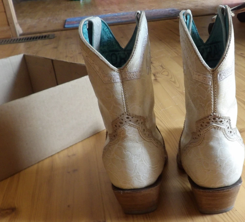 womens Corall handcrafted short cowgirl short boots short sz 8 used - Image 4 of 4