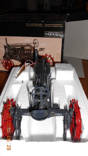 ERTL PRECISION SERIE FARMALL NORMAL 1931 MCCORMICK DEERING 1/16 DRUCKGUSS - Bild 7 von 11