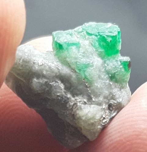 13.15crts Beautiful Green Emerald double terminated specimen from swat Pakistan - Picture 4 of 11