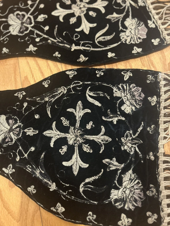 Terciopelo negro vintage con bordado de hilo de oro y plata real 82 pulgadas por 10 Inc Foto 2 de 4