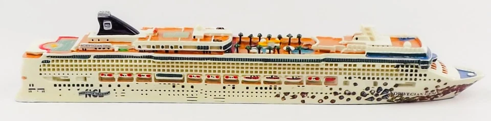 PSV Group Cruise Ship Norwegian Gem 2020 Official Ship Model - Image 4 of 4