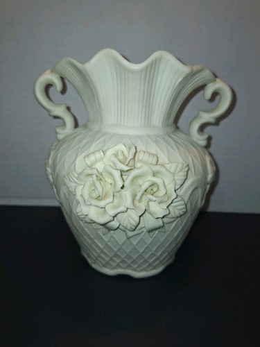 VINTAGE VERZIERTE WEISSE BISKUITPORZELLAN VASE MIT 2 GRIFFEN GITTERSTRUKTUR & ERHABENE ROSEN