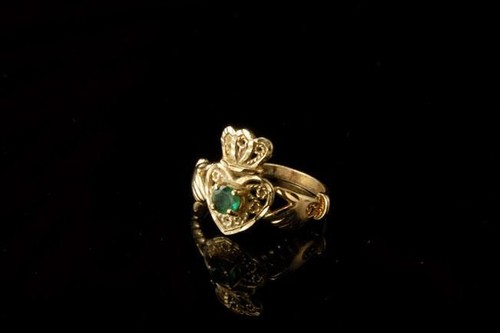 ANILLO CLADDAGH IRLANDÉS ORO AMARILLO 10K FILIGRANA PASTA ESMERALDA ANTIGUA GLM - Imagen 2 de 4